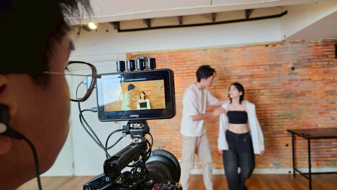 Multicultural actor performing passionately on a Bangkok series set, highlighting talent.  

